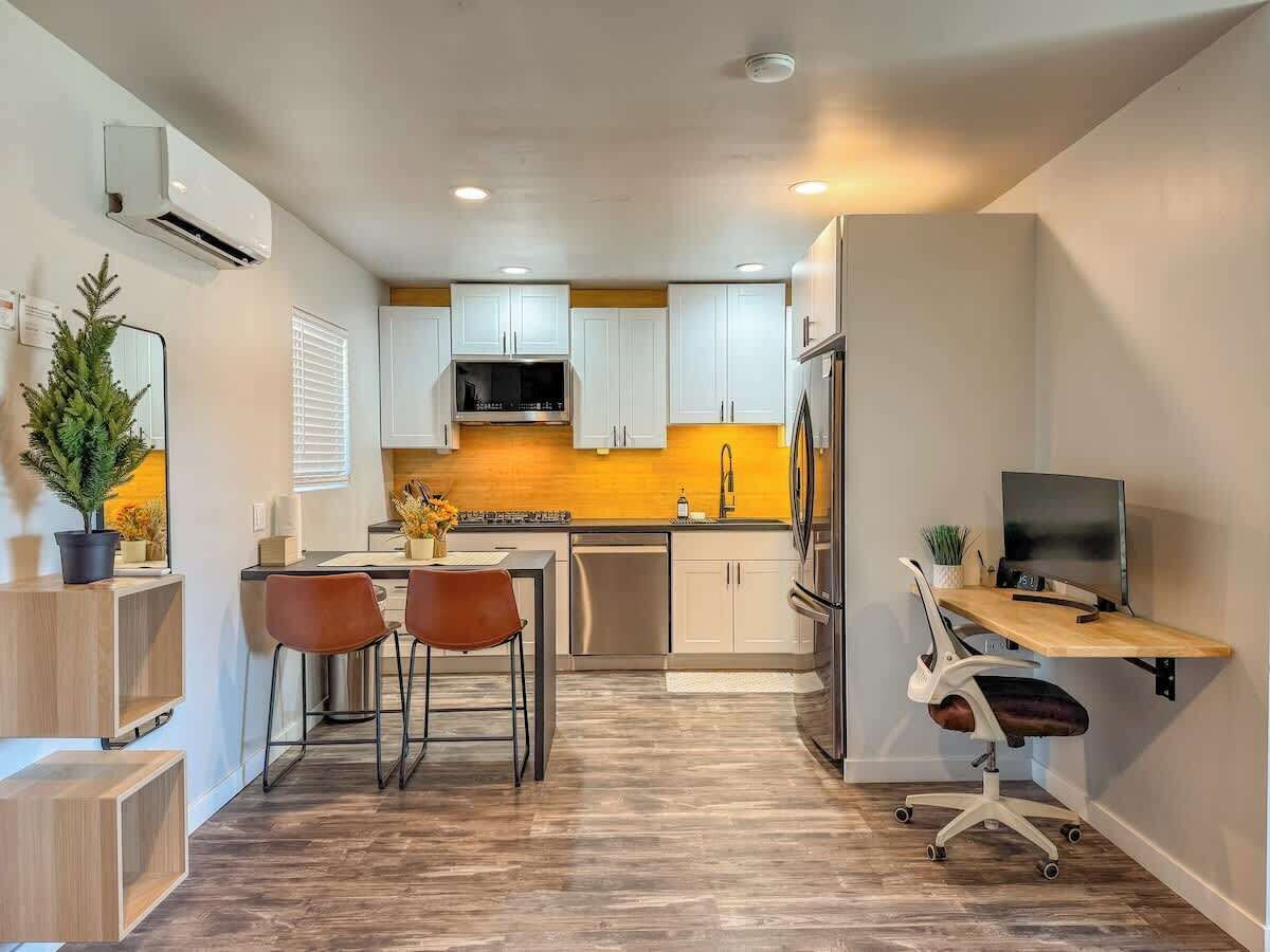 Fridge, microwave, stovetop, dishwasher