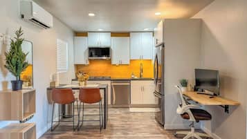 Fridge, microwave, stovetop, dishwasher