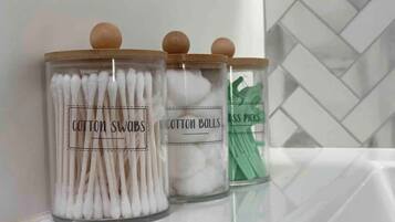 Regadera, secadora de cabello, jabón, shampoo