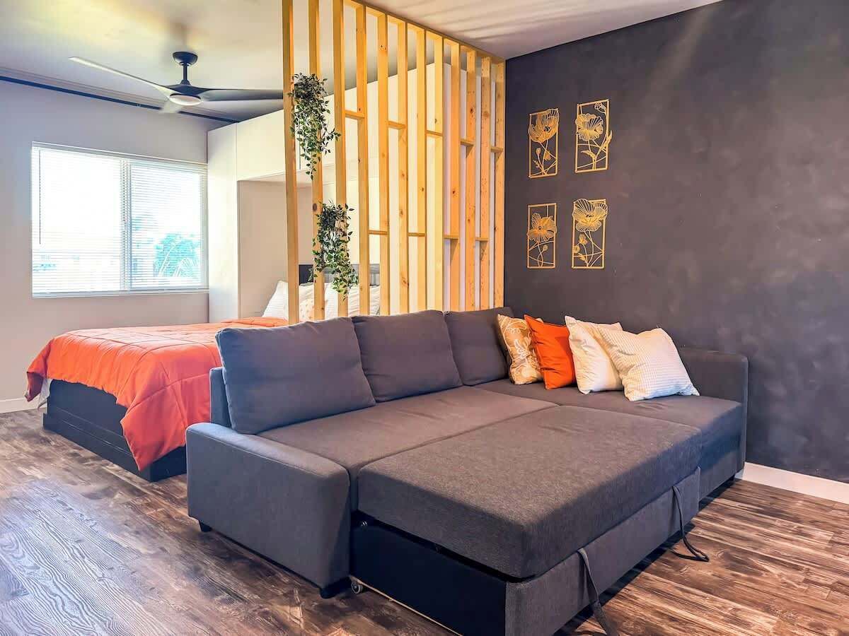 1 habitación, escritorio, tabla de planchar con plancha y cuna de viaje 