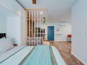 1 habitación, escritorio, tabla de planchar con plancha y cuna de viaje 