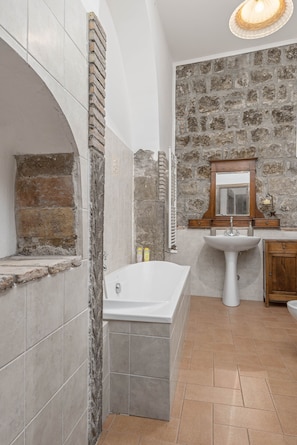 Douche, sèche-cheveux, bidet, serviettes fournies