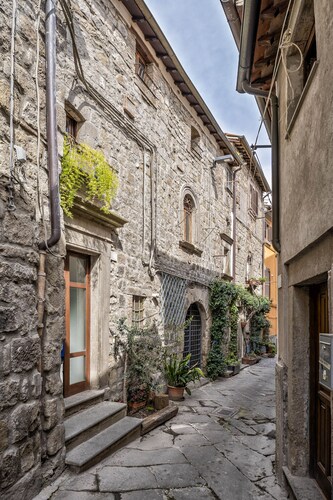 Medieval House built in 1200 in the centre! FREE private parking