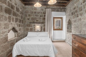 2 bedrooms, desk, travel cot, free WiFi