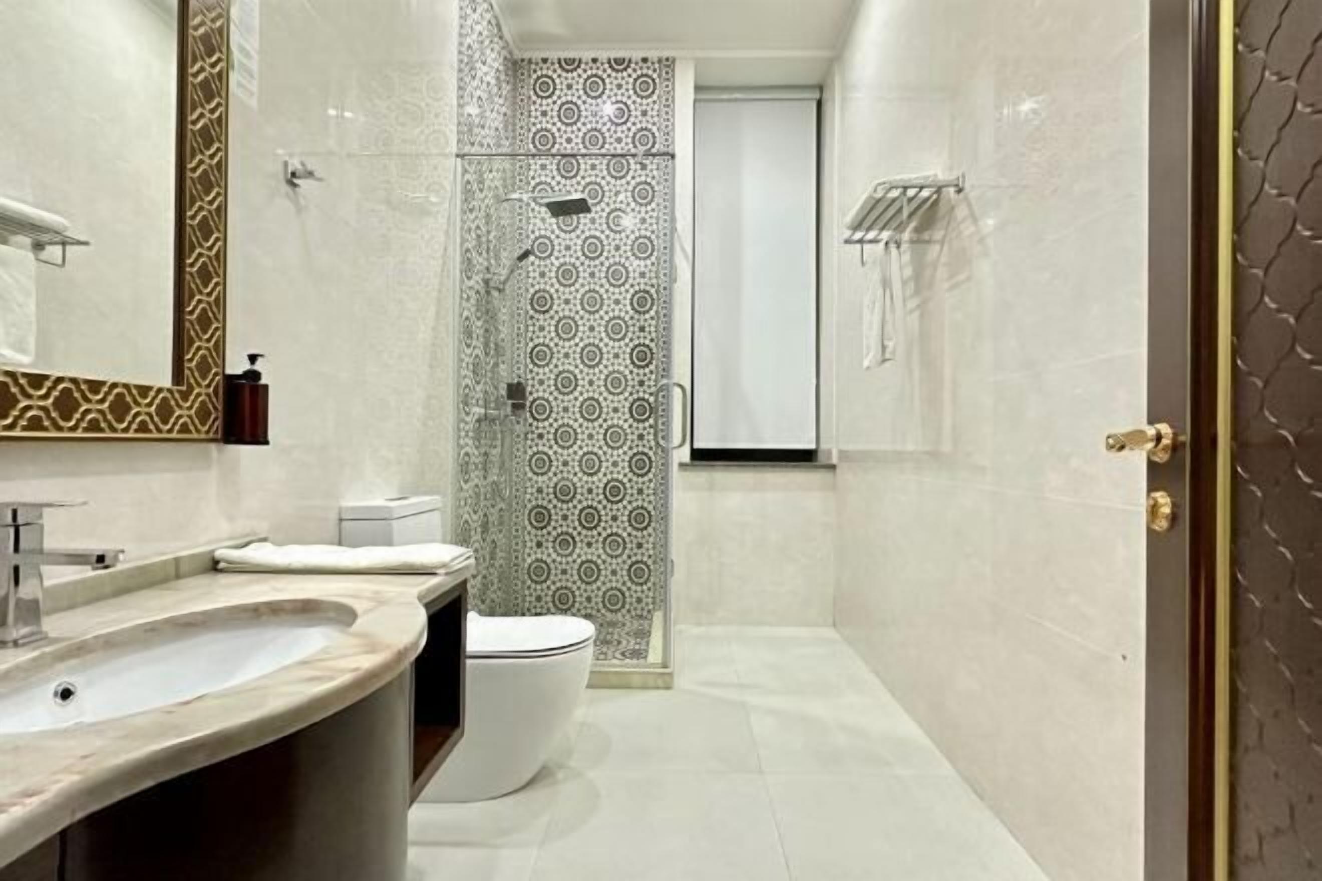 Kylpyhuone | Hiustenkuivaaja, tohvelit