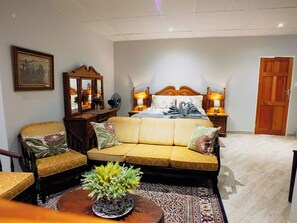 Studio Cao cấp (nr 12) | Trang trí khác biệt, bàn, khu vực làm việc phù hợp cho laptop 