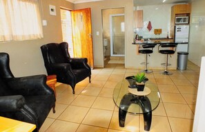 Individually decorated, desk, laptop workspace, free WiFi - White Silo Accommodation (Thabazimbi)