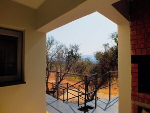 Luxury Studio (nr 12) | Individually decorated, desk, laptop workspace, free WiFi - White Silo Accommodation (Thabazimbi)