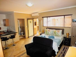 Decoración individual, escritorio, espacio para trabajar con un portátil