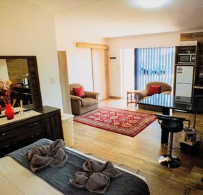 Trang trí khác biệt, bàn, khu vực làm việc phù hợp cho laptop 