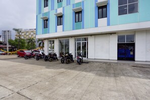 A building with a blue and white facade, multiple windows, and a blue door. - Collection O Bekasi Timur Near Gedung Juang Formerly Regia Tambun (Cikarang)
