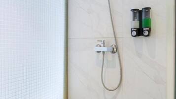 Deluxe tweepersoonskamer | Badkamer | Gratis toiletartikelen, handdoeken, zeep, shampoo