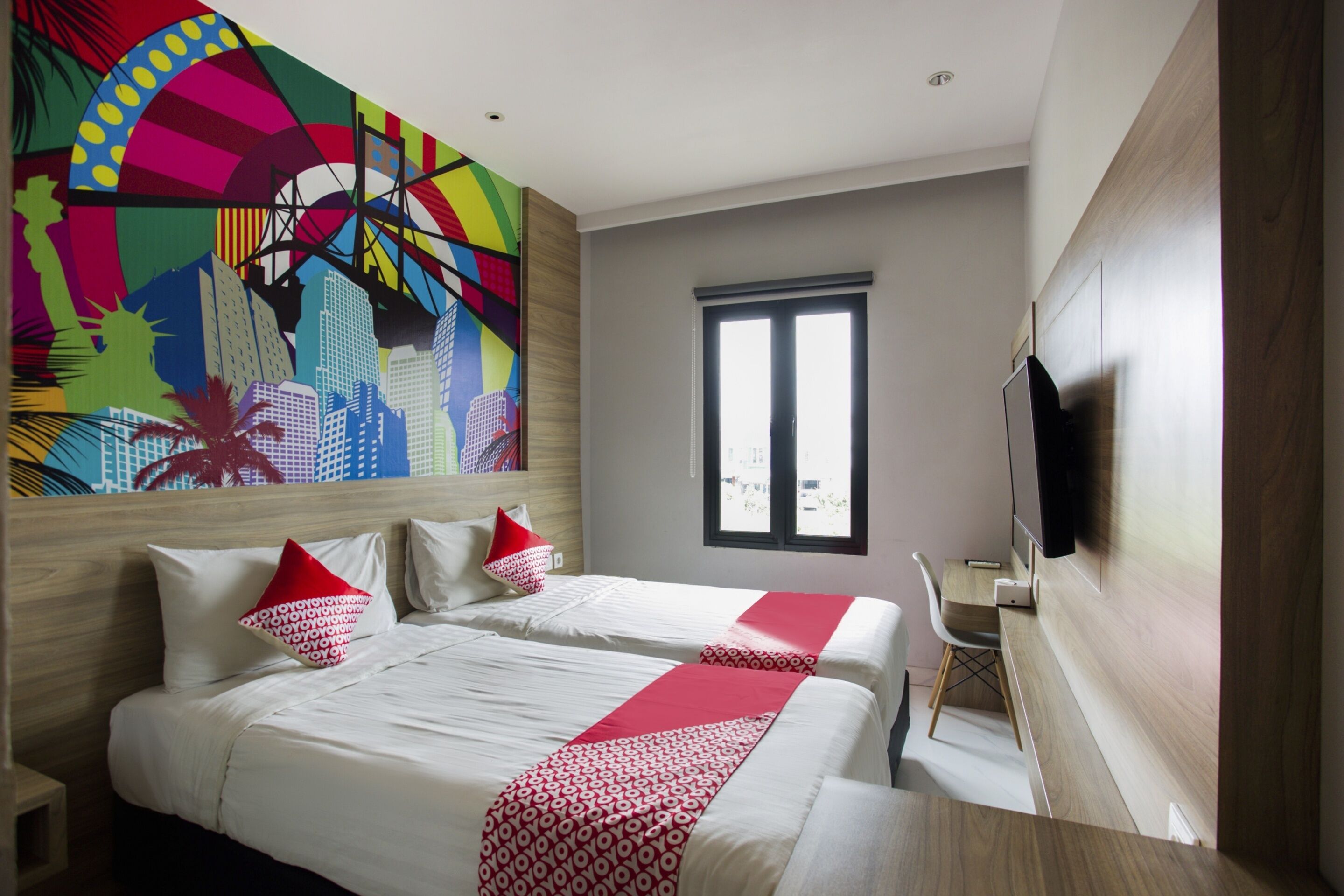 مكتب ومساحة عمل للكمبيوتر المحمول وستائر تعتيم وواي فاي مجانًا