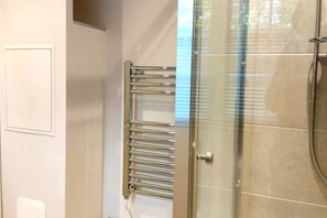 Bathroom - 1 Bed Cottage-museum View-garden-free Parking (Weybridge)