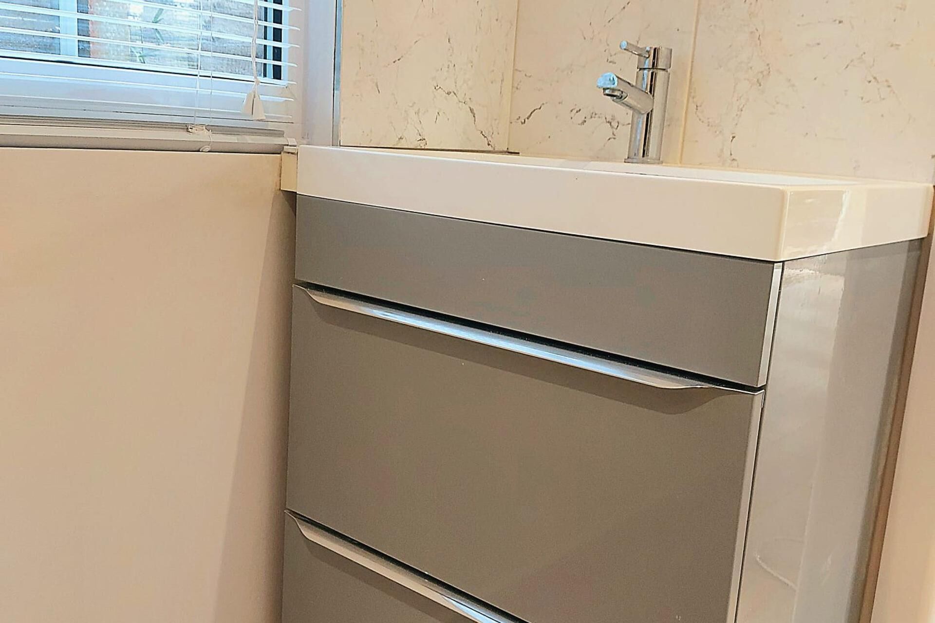 Una cocina con horno empotrado y fregadero.
