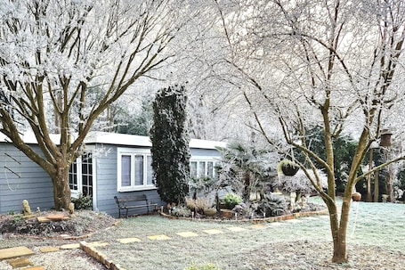 Exterior. 1 Bed Cottage-museum View-garden-free Parking