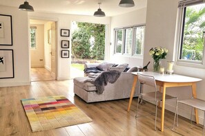 Cottage | Living area - 1 Bed Cottage-museum View-garden-free Parking (Weybridge)