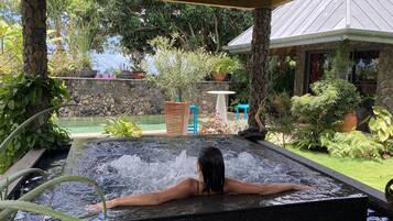 Bain à remous extérieur