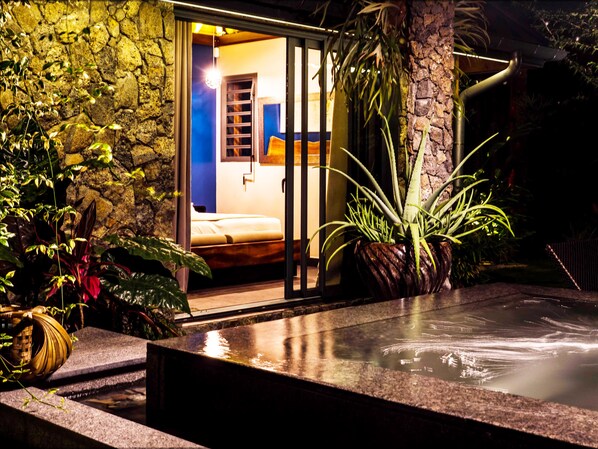 Utendørsbasseng og et oppvarmet basseng