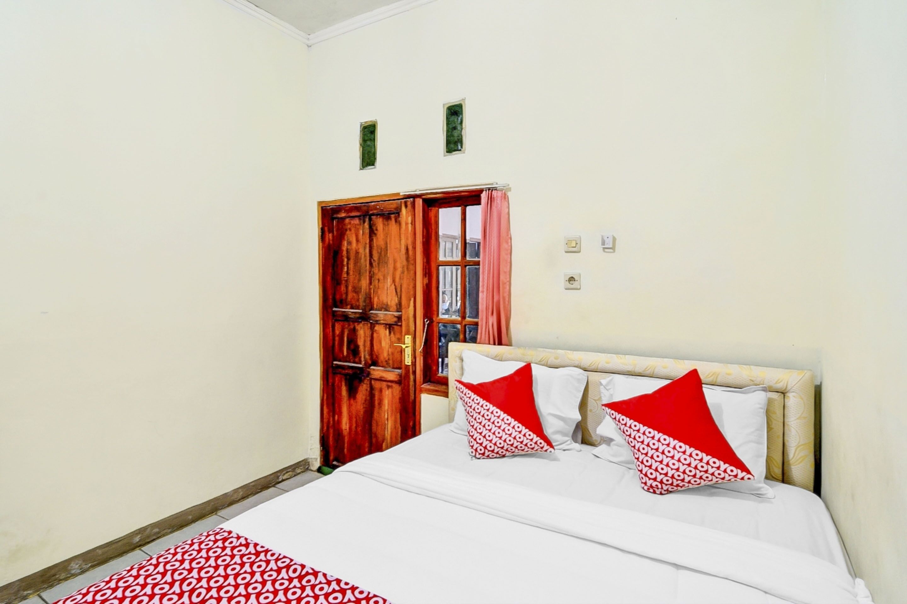Standard Double Room | Laptop workspace, free WiFi, bed sheets
