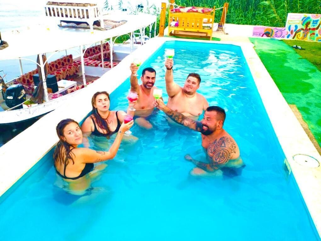 室外游泳池，日光浴躺椅