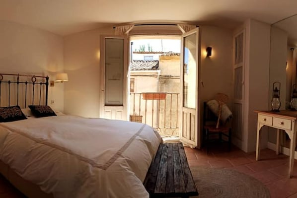 2 bedrooms, desk, travel cot, free WiFi