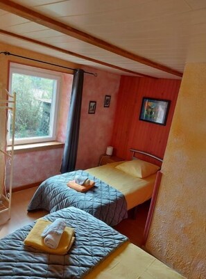 2 habitaciones, tabla de planchar con plancha y cuna de viaje 