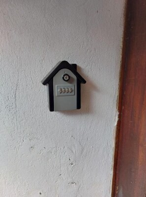 Un interphone mural doté d’un clavier.