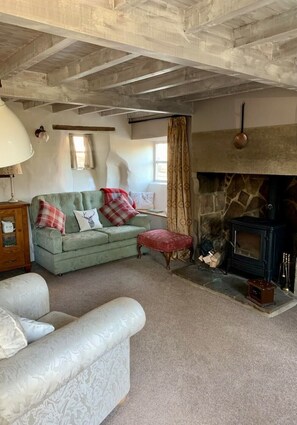 Living area - Idyllic, peaceful cottage with wood burner (Taddington)