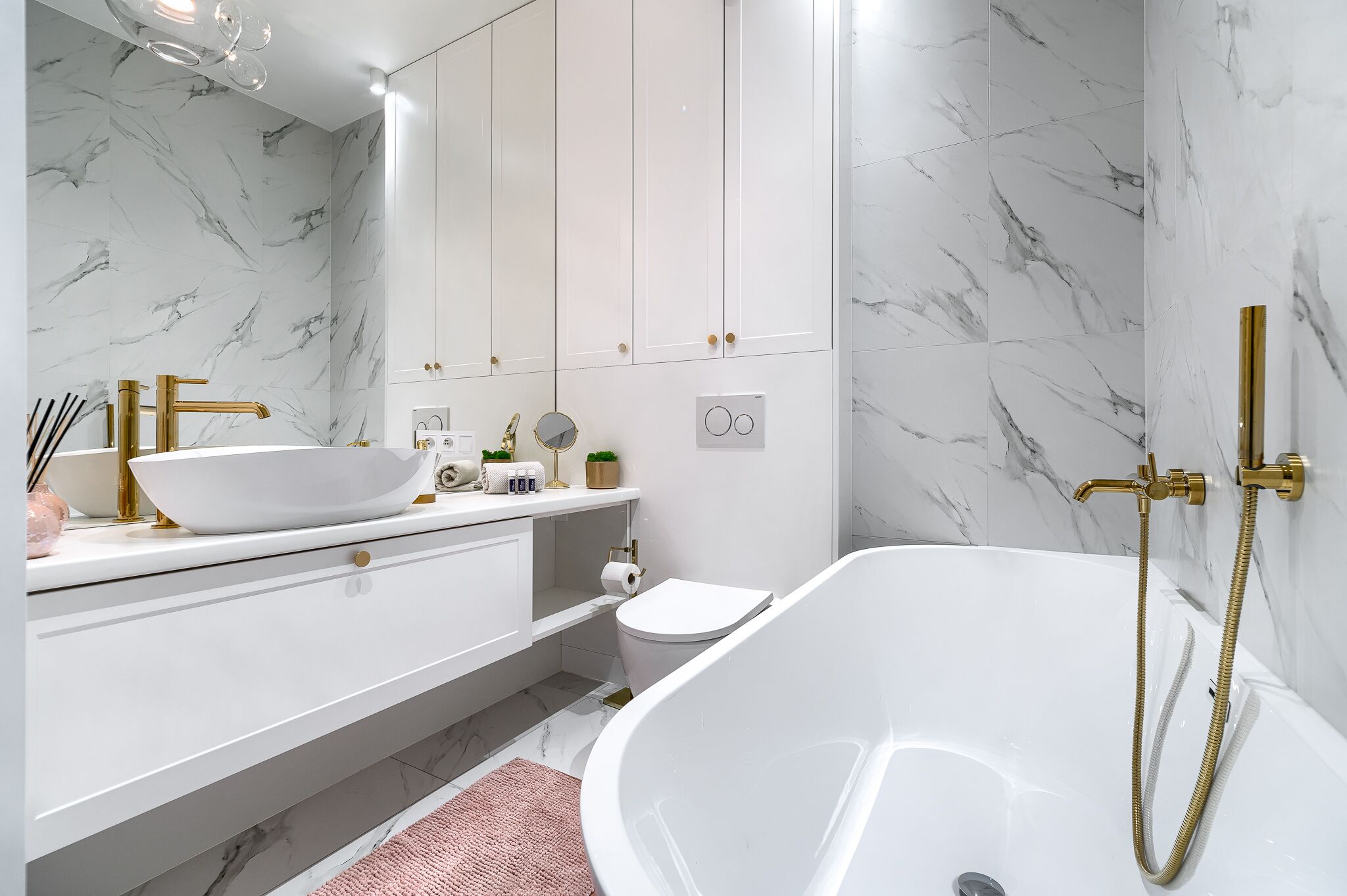 Lägenhet | Badrum | Badkar/dusch, gratis toalettartiklar, handdukar och toalettpapper