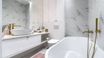 Apartamento | Banheiro | Chuveiro/banheira combinados, produtos de toalete grátis