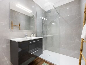 Een douche, een haardroger, handdoeken