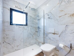 Een douche, een haardroger, handdoeken