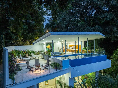 Luxury Ocean View Villa, Walk to Beach