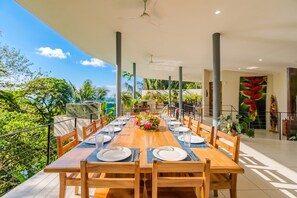 Outdoor dining - Newly Renovated Jungle-to-Ocean View Villa + Concierge—Manuel Antonio, Sleeps 10 (Manuel Antonio)