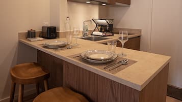 Geladeira, micro-ondas, cooktop, lava-louças