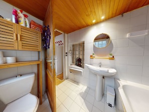 Bathtub, towels