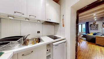 Fridge, microwave, stovetop, coffee/tea maker