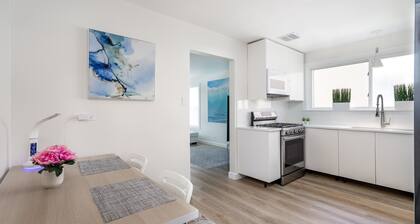 Parking, Private Balcony Near Universities, NAPA, Ravinia & Train to Chicago