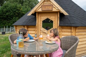 Outdoor dining - Discover our KOTA on the farm (FARBUS)