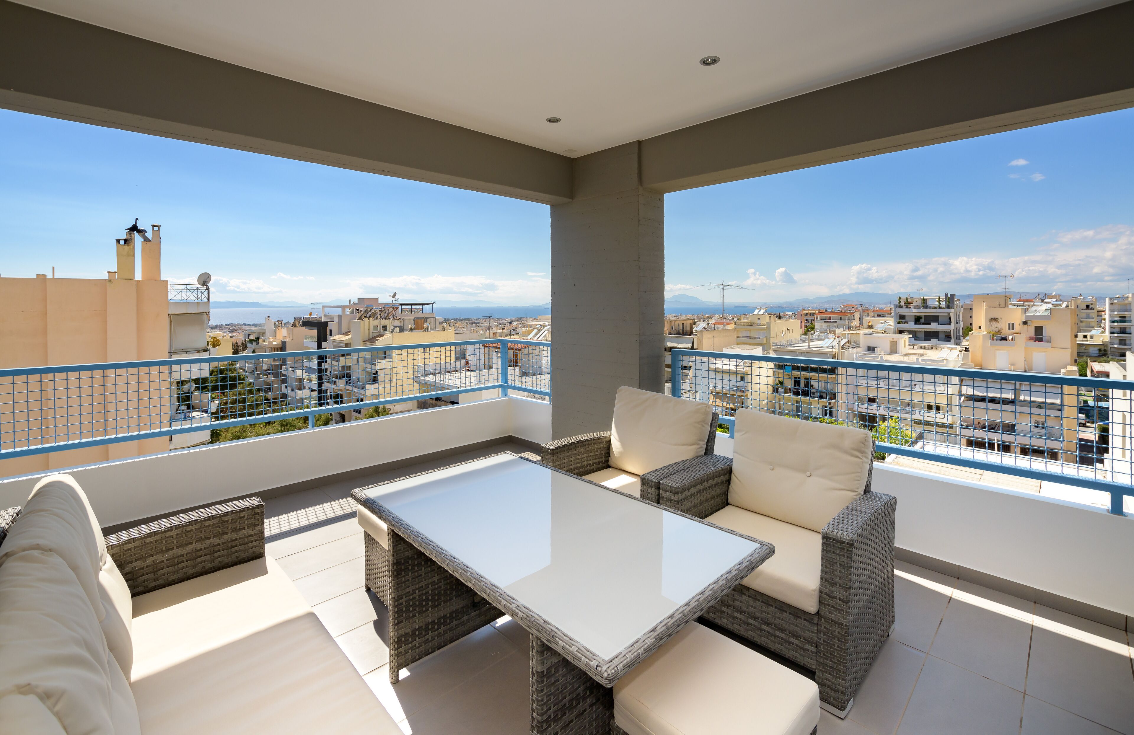 Flat with stunning views & prv parking