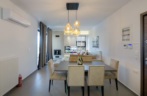 Deluxe Apartment | Dining room - Flat with stunning views & prv parking (Glyfada)