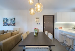Deluxe Apartment | Dining room