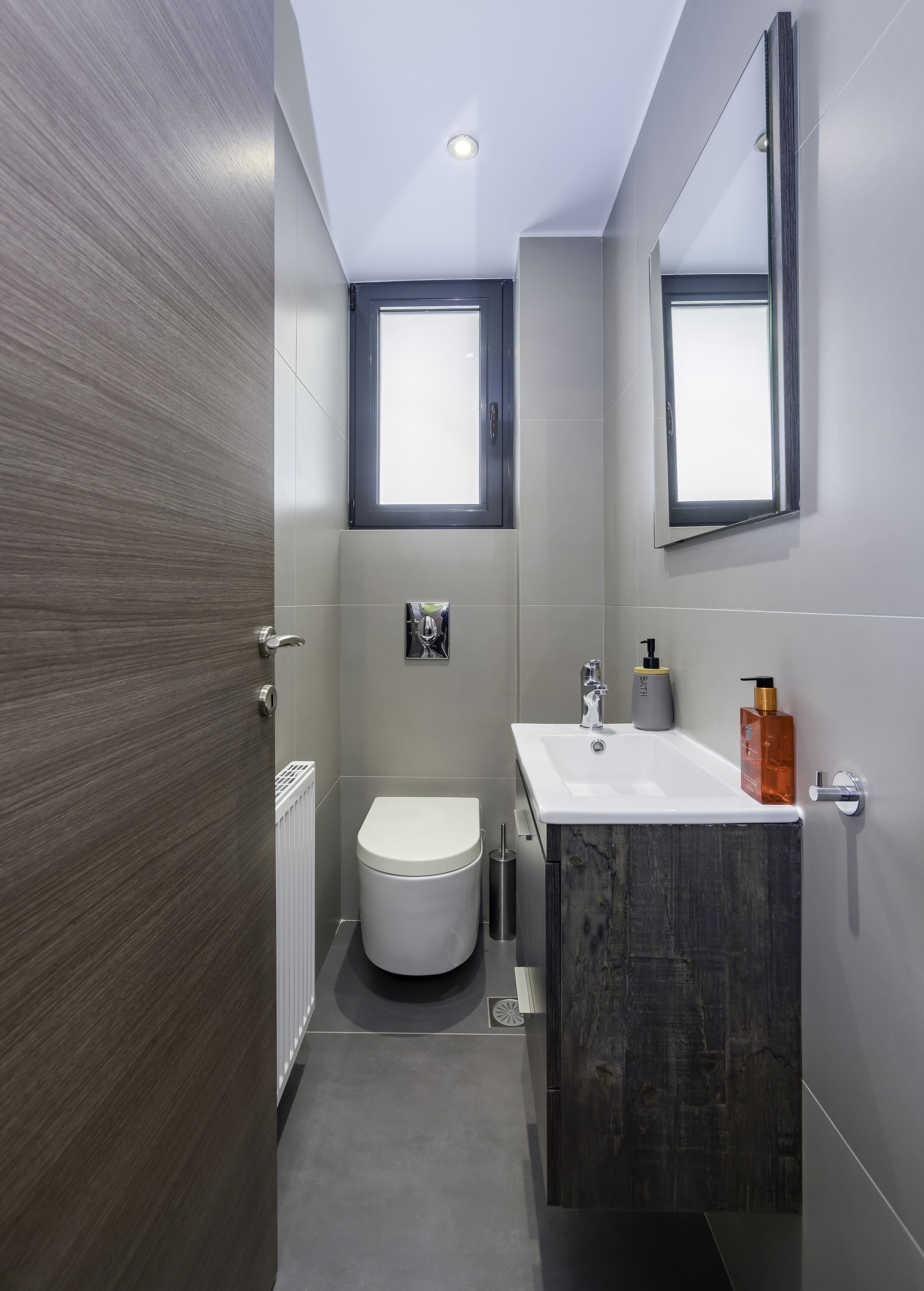 Flat with stunning views & prv parking