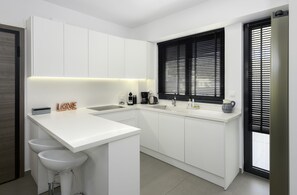 Deluxe Apartment | Private kitchen | Full-size fridge, oven, stovetop, dishwasher - Flat with stunning views & prv parking (Glyfada)