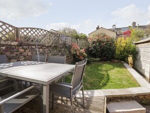 Outdoor dining - Wainwright Cottage (Seascale)