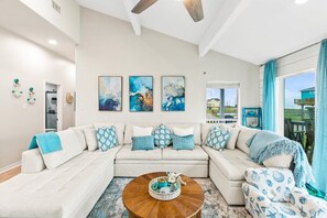 Smart TV, table tennis, books - New! Gulfwinds - Beachfront, Heated saltwater pool & spa, 3BR/2Ba, dog-friendly! (Crystal Beach)