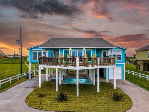 New! Gulfwinds - Beachfront, Heated saltwater pool & spa, 3BR/2Ba, dog-friendly!