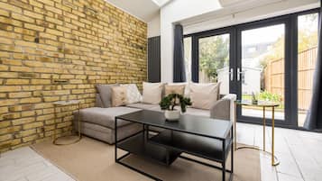 Apartment | Living area | 37-inch TV with cable channels, Netflix, streaming services