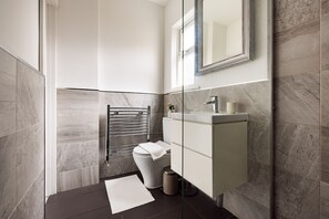 Bathroom - 2 Bed Garden Flat in Balham (London)